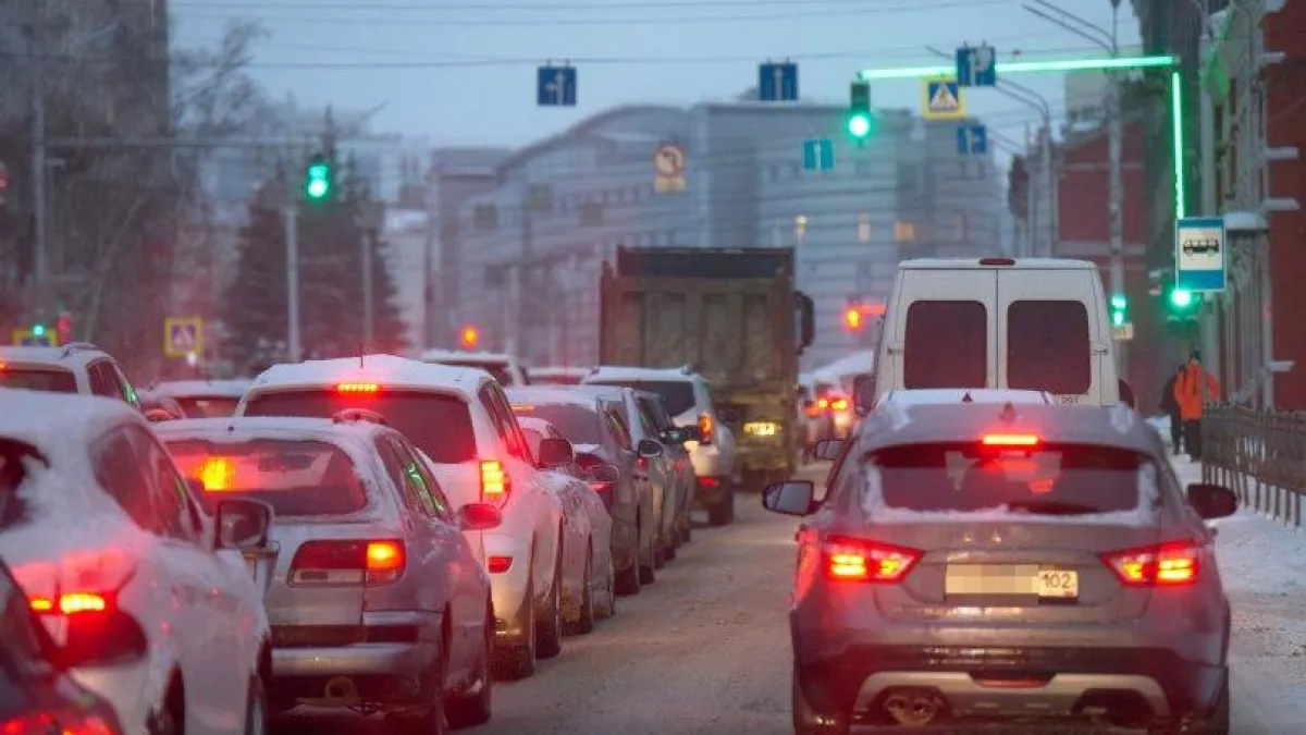 Снегопад заблокировал пять главных трасс Уфы для грузовиков