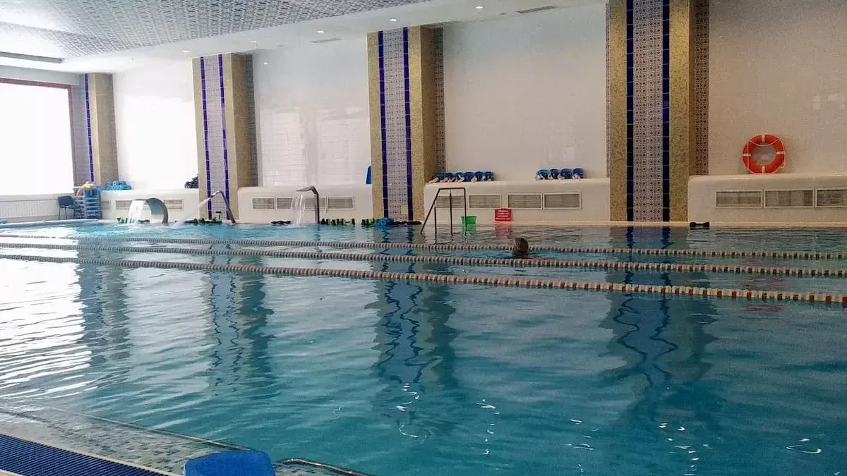 13 человек отравились парами хлора в бассейне Стерлитамака