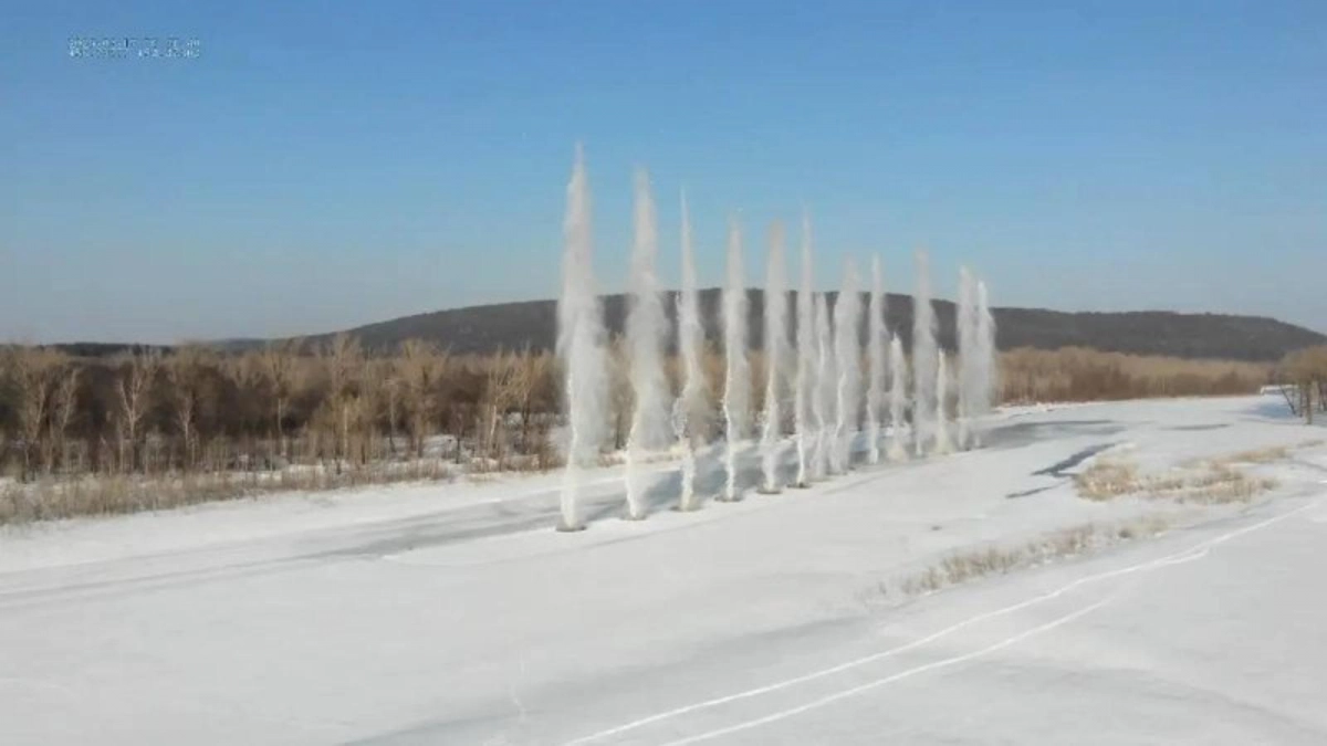 В Башкирии взрывают лёд на Инзере для защиты от паводка