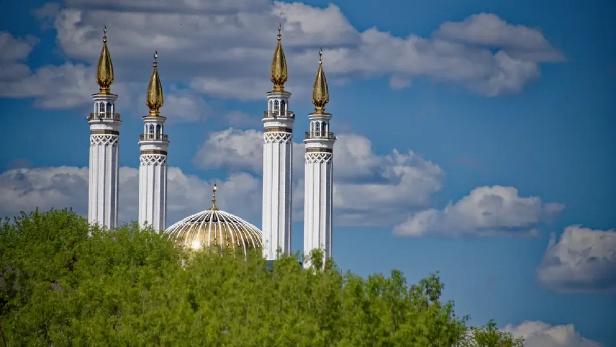 Хабиров осмотрел «Ар-Рахим»: фасады мечети завершат к началу осени