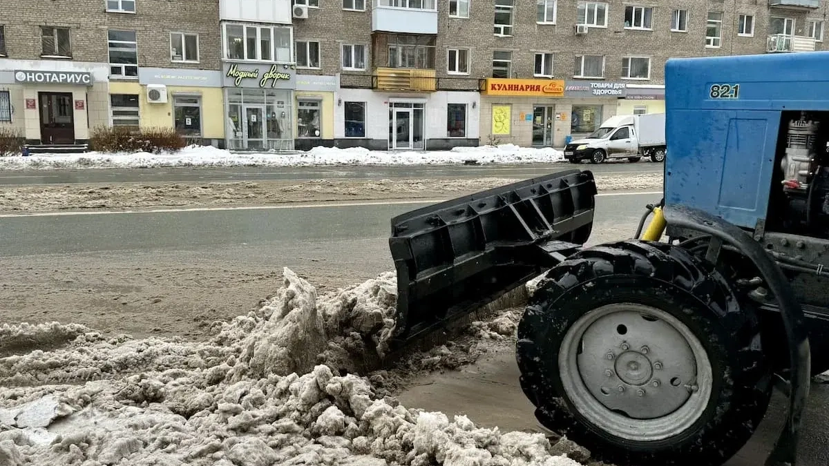В Уфе снежная гора у остановки дождётся службы благоустройства