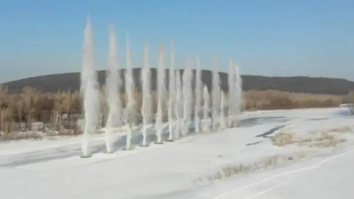 МЧС Башкирии взрывает лёд на реках Ай и Юрюзань