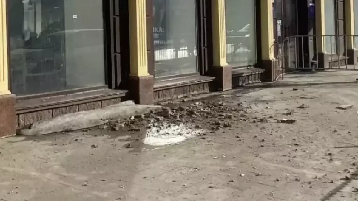 Кирпичи рухнули на тротуар в центре Уфы с объекта культурного наследия