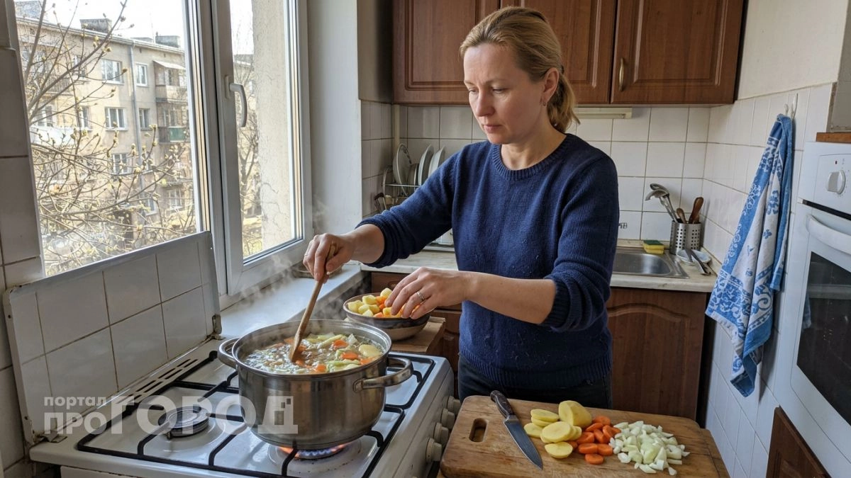 Чтобы капуста не переварилась, а картошка не осталась сырой, просто кидайте их в борщ в таком порядке