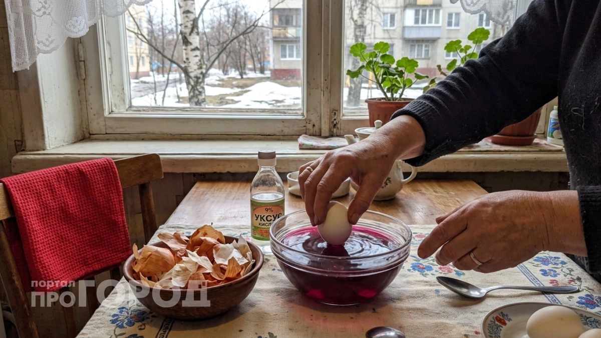Кидаю в кастрюлю одну копеечную добавку и получаю стильные глянцевые яйца глубокого рубинового оттенка