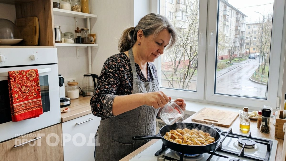 Продавец на рынке отговорил меня варить пельмени и показал хитрую обжарку, с которой они выходят намного сочнее