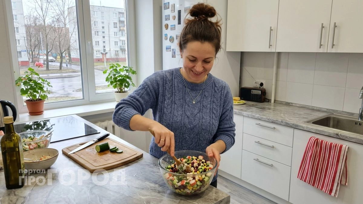 Беру всего 3 продукта и за пару минут собираю салат без варки — муж просит добавки каждый раз