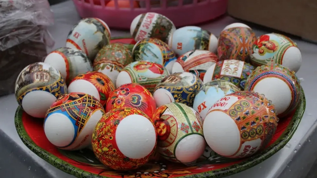 Уфимская епархия призвала не украшать пасхальные яйца наклейками с иконами
