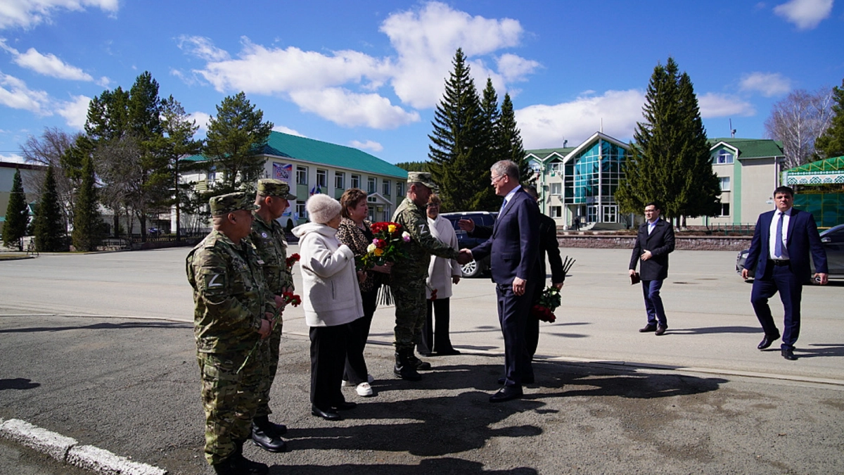 Хабиров лично передал ордена Шаймуратова семьям десяти погибших бойцов из Башкирии