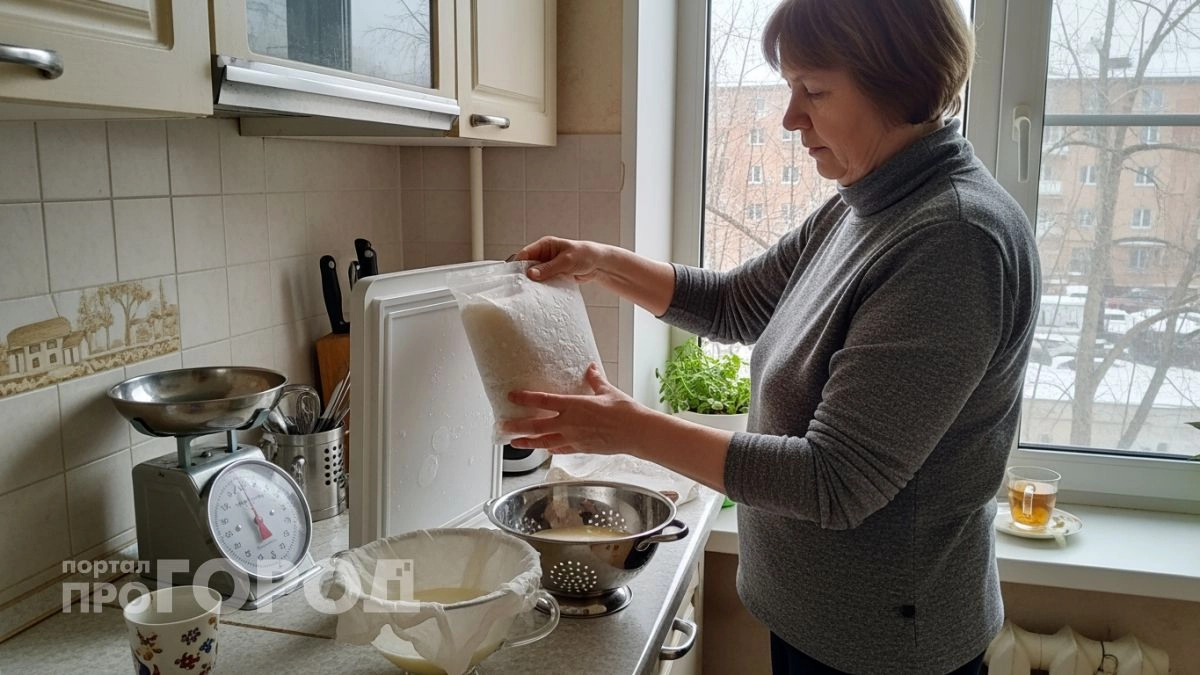 Больше не переплачиваю за творог из магазина: просто замораживаю пачку кефира и получаю нежный домашний продукт