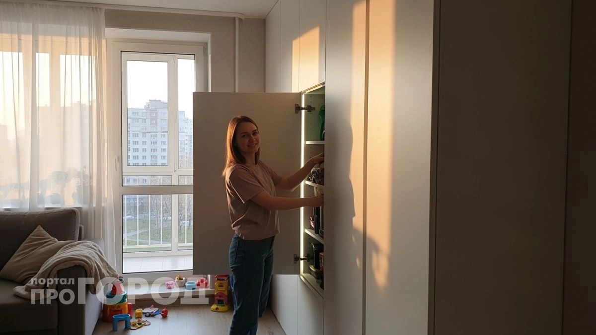 Выкинул все шкафы-купе из спальни: собрал скрытую систему хранения за полцены и освободил кучу места