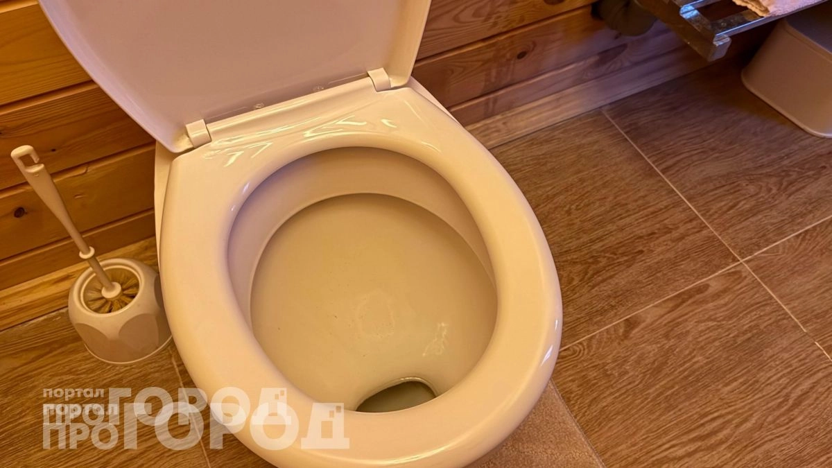 Больше не тру сантехнику часами: достаточно залить это средство на ночь и известковый налет исчезает сам