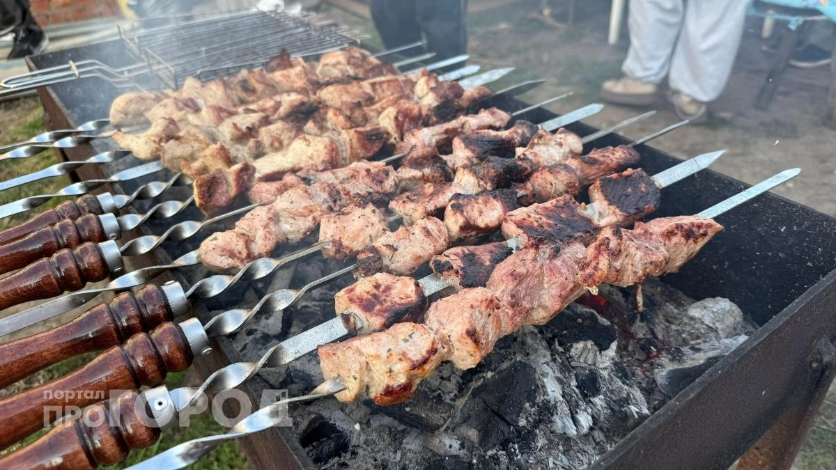 Ваш шашлык получается сухим из за одной привычки: как правильно подготовить мясо чтобы оно таяло во рту