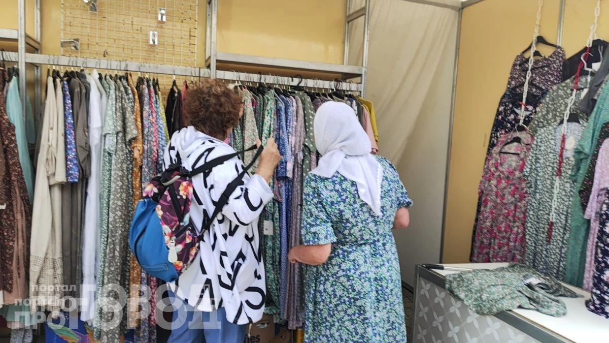 Уберите эти 8 оттенков из гардероба: они визуально добавляют лишние десять лет каждой женщине после шестидесяти