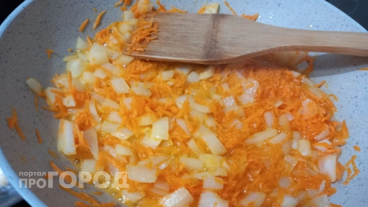 Хватит гадать над зажаркой: узнайте один раз порядок закладки лука и моркови для идеального вкуса блюда