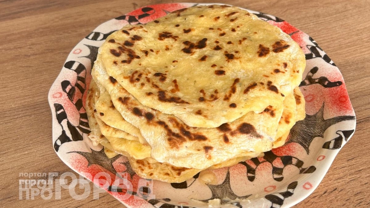 Делаю быстрый завтрак из картошки и сыра за копейки: семья просит эти лепешки каждое утро без исключения