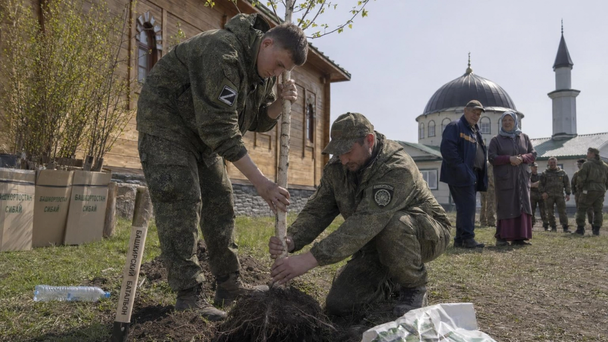 Военные из Башкирии высадили берёзы у часовни и мечети в ДНР