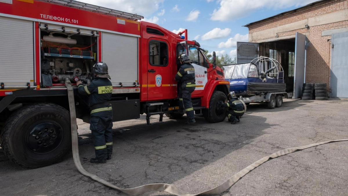 Хабиров передал пожарным Башкирии 25 единиц новой техники