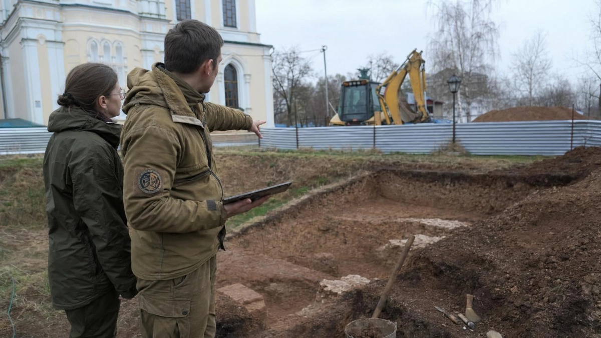 С территории уфимского монастыря КамАЗами вывозят грунт: начались раскопки