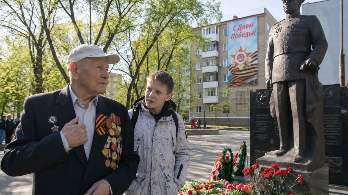 Хабиров возложил цветы к памятнику Шаймуратову в День Победы