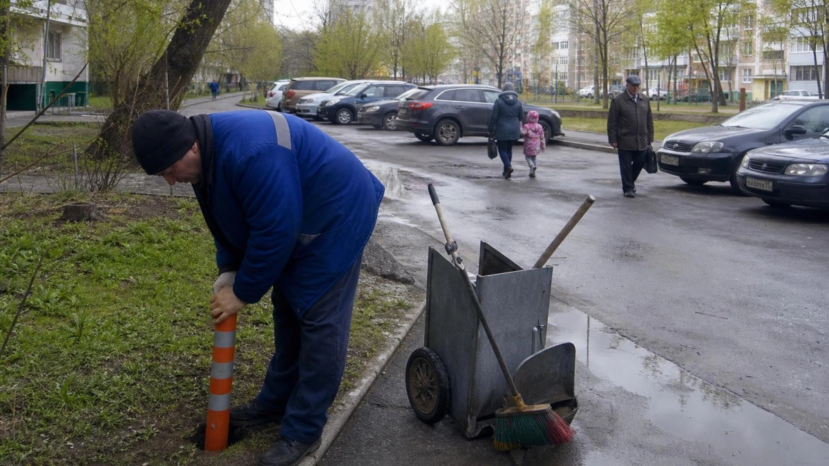 Жители Уфы пожаловались на парковку соседнего ЖК на газонах и тротуарах