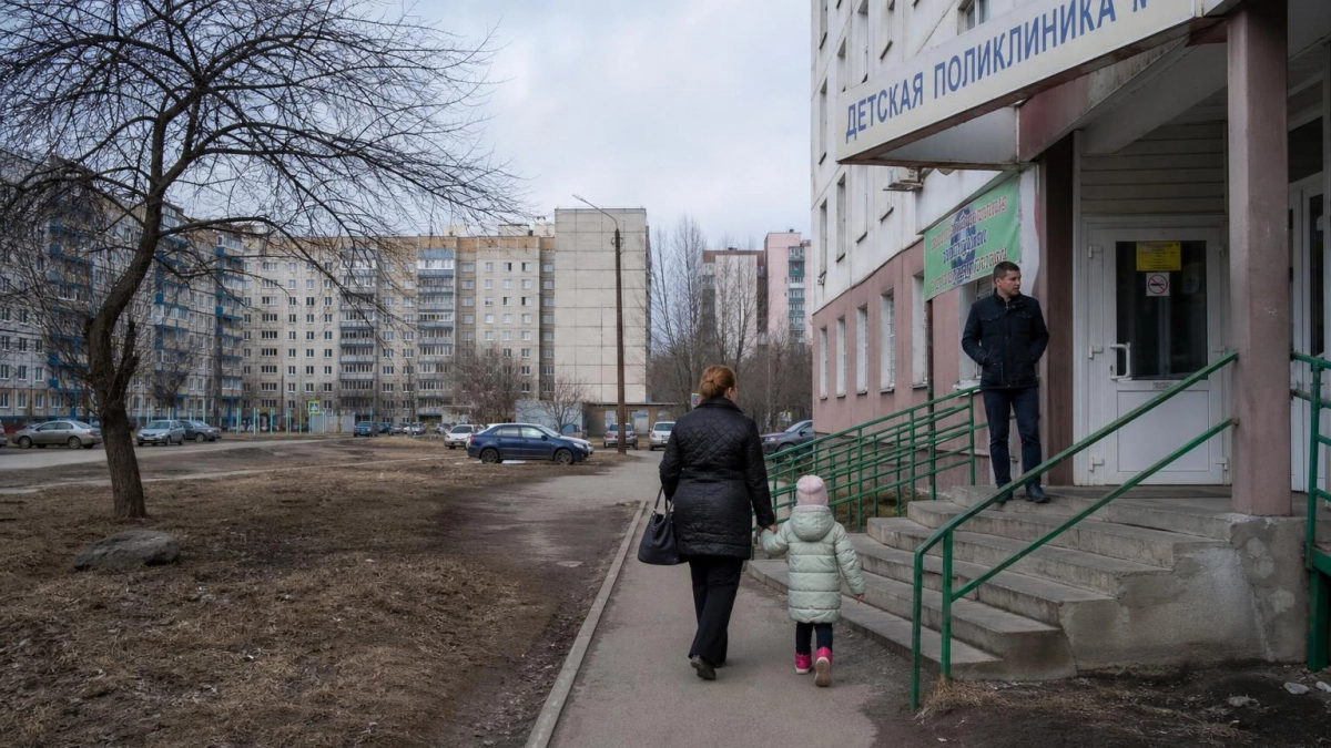 Пустырь у поликлиники в Шакше: сквер или парковка — горожане ждут решения