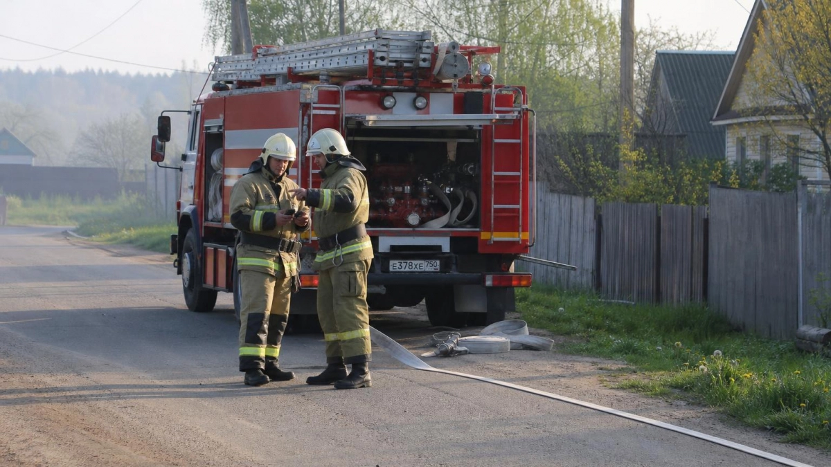 В Краснокамском районе потушили очаг сухой растительности