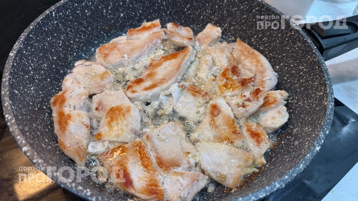 Добавляю щепотку соды к куриному филе: этот простой трюк делает даже сухое мясо нежным и сочным как в ресторане