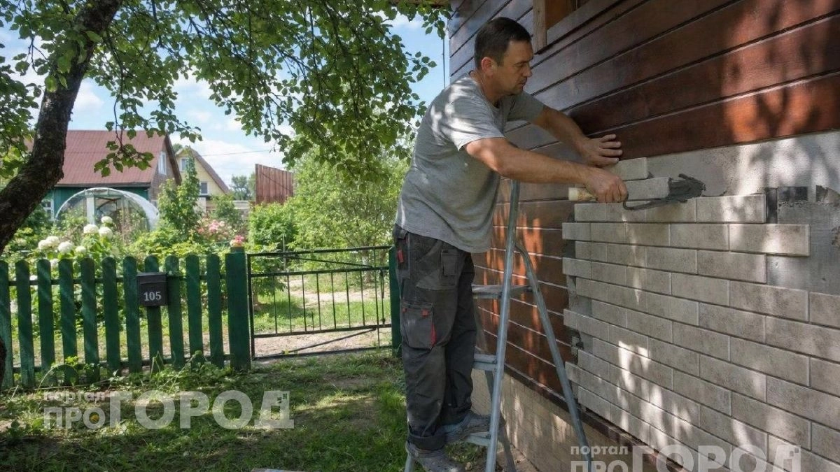 Откажитесь от дорогого сайдинга: этот бюджетный материал преобразит фасад за выходные без помощи рабочих