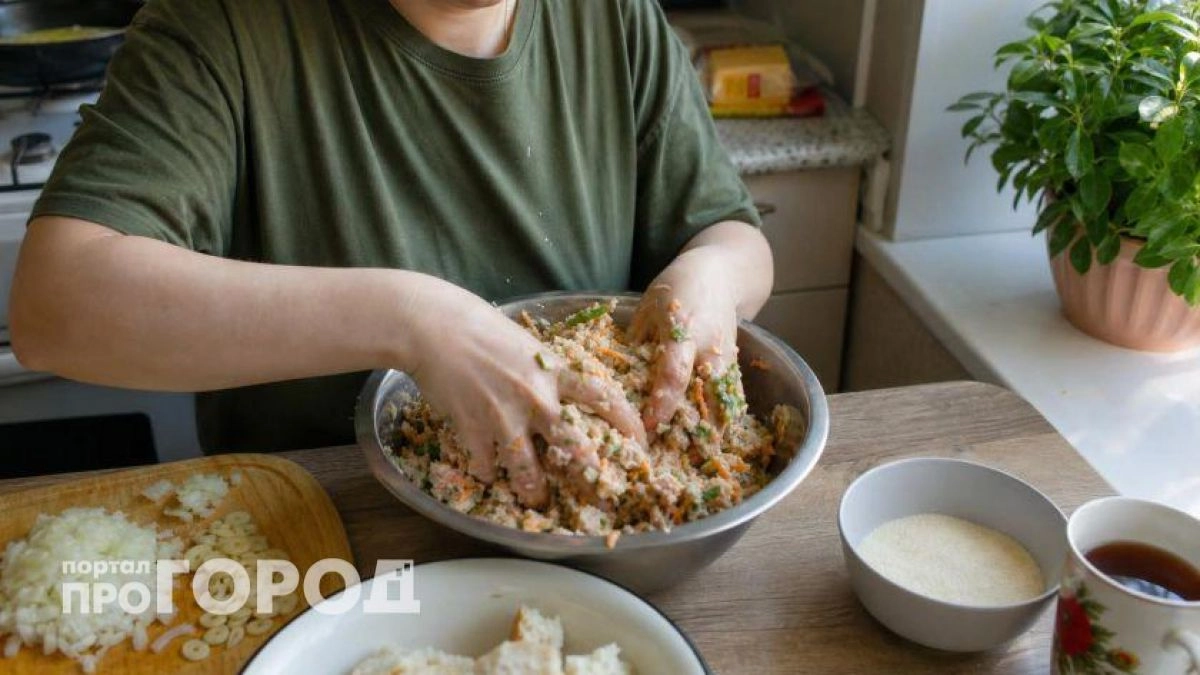 Больше никакой сухой массы: добавляю в фарш этот простой продукт и котлеты становятся нежнее облака