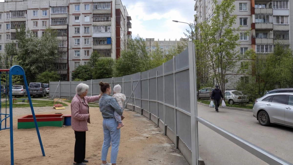 Десять лет у детской площадки стоит аварийный забор недостроя