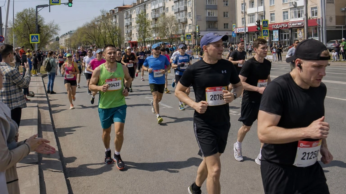 Юбилейный «ЗаБег.РФ» в Уфе: более 4300 участников на площади Ленина