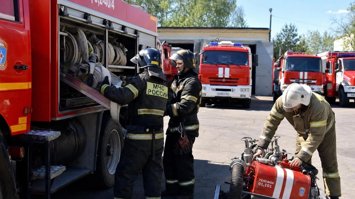В Салавате 55 спасателей тушили заброшенное здание на Первомайской