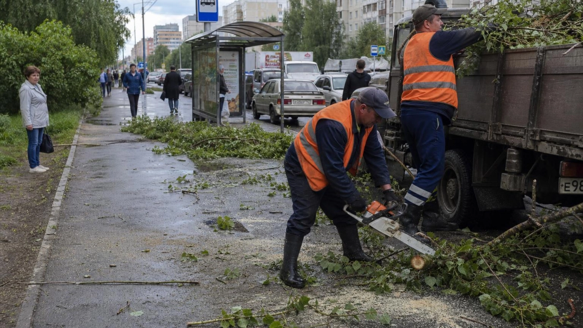 Ураган в башкирском городе срывал облицовку домов и валил деревья