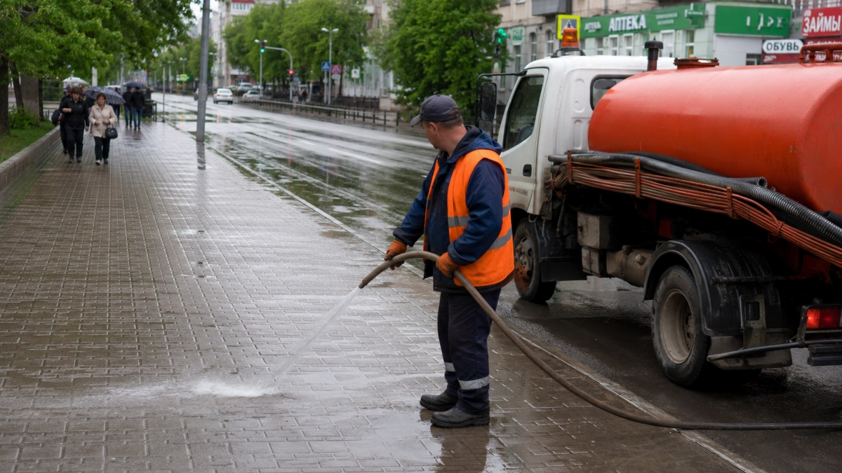 После дождя в Уфе коммунальщики вышли мыть тротуары — зачем?