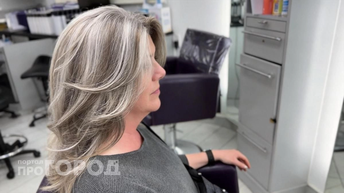 Перестаньте постоянно подкрашивать корни: эта умная техника окрашивания сделает седину элегантным акцентом