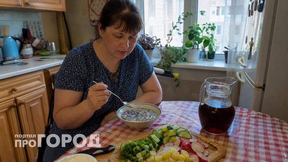 Перестаньте превращать окрошку в тяжелый салат: замените колбасу этим продуктом для легкости во всем теле