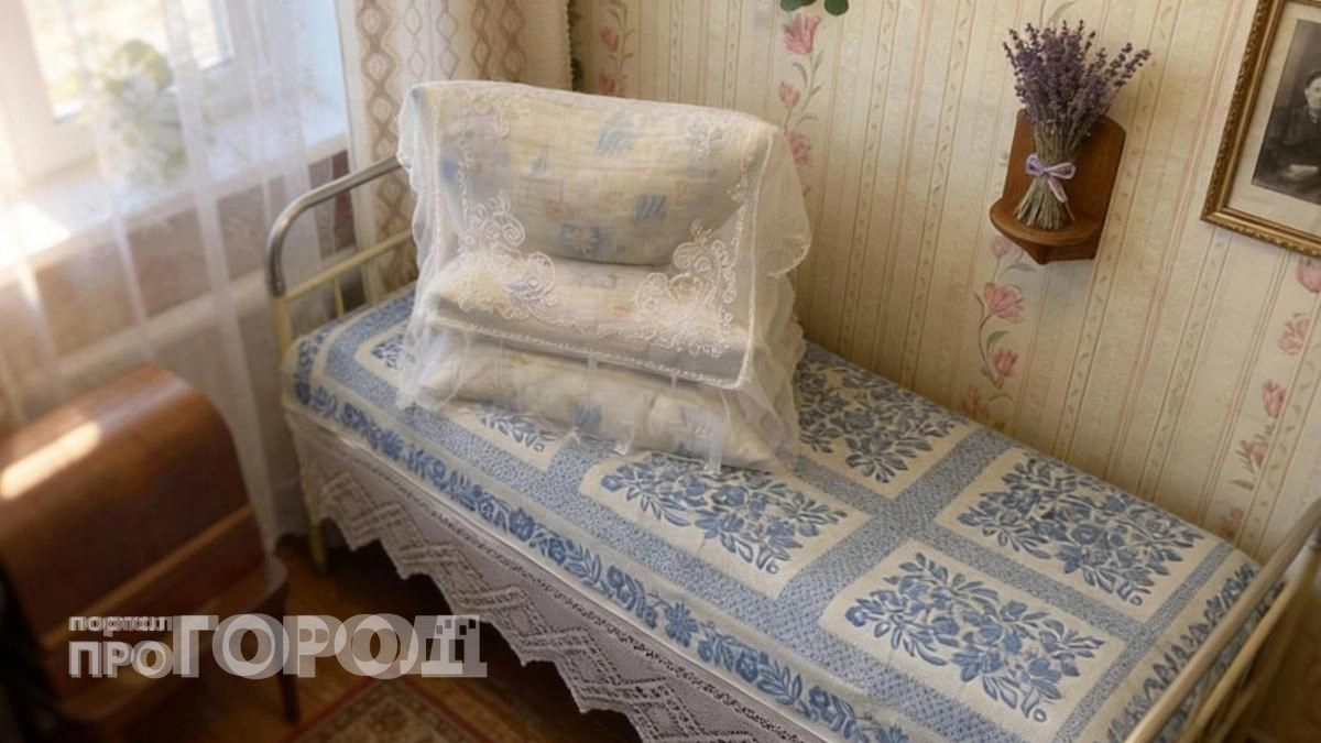 Почему в СССР запрещали присаживаться на кровать и строили пирамиды из подушек: раскрываю скрытый смысл привычки