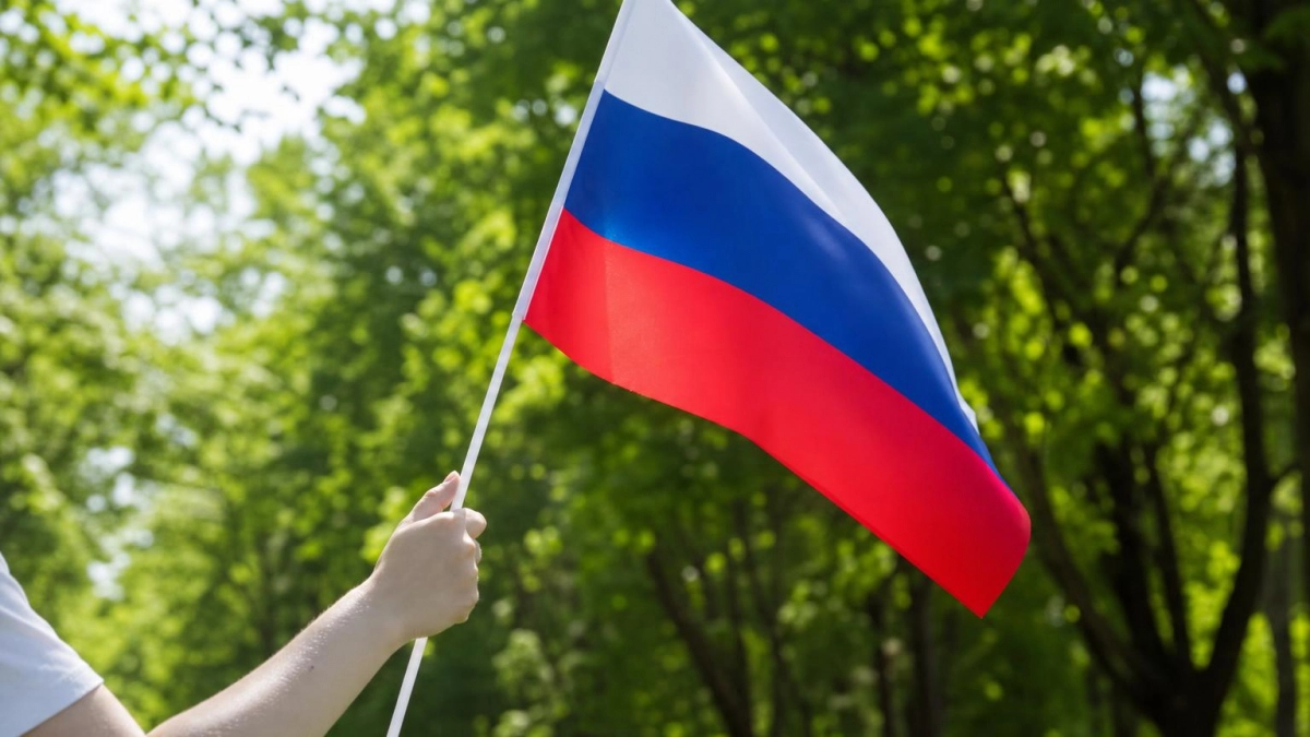 Радий Хабиров возложил цветы к Монументу Дружбы в День России