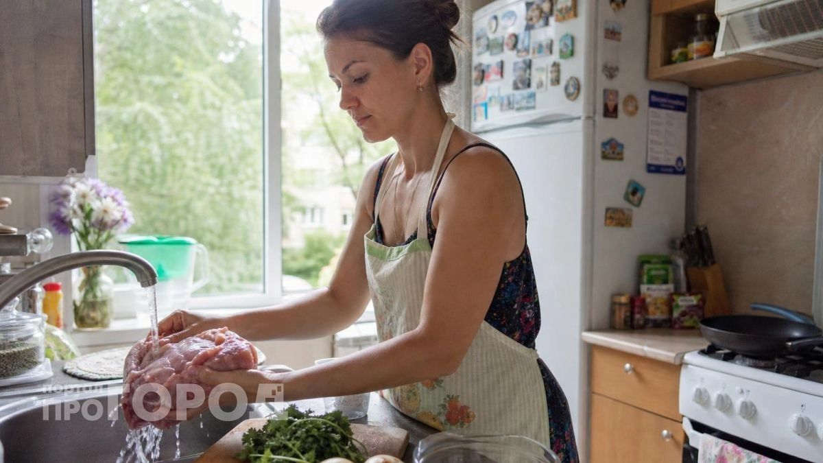 Вы совершаете опасную ошибку на кухне: почему мытье мяса под краном вредит вашему здоровью и близким