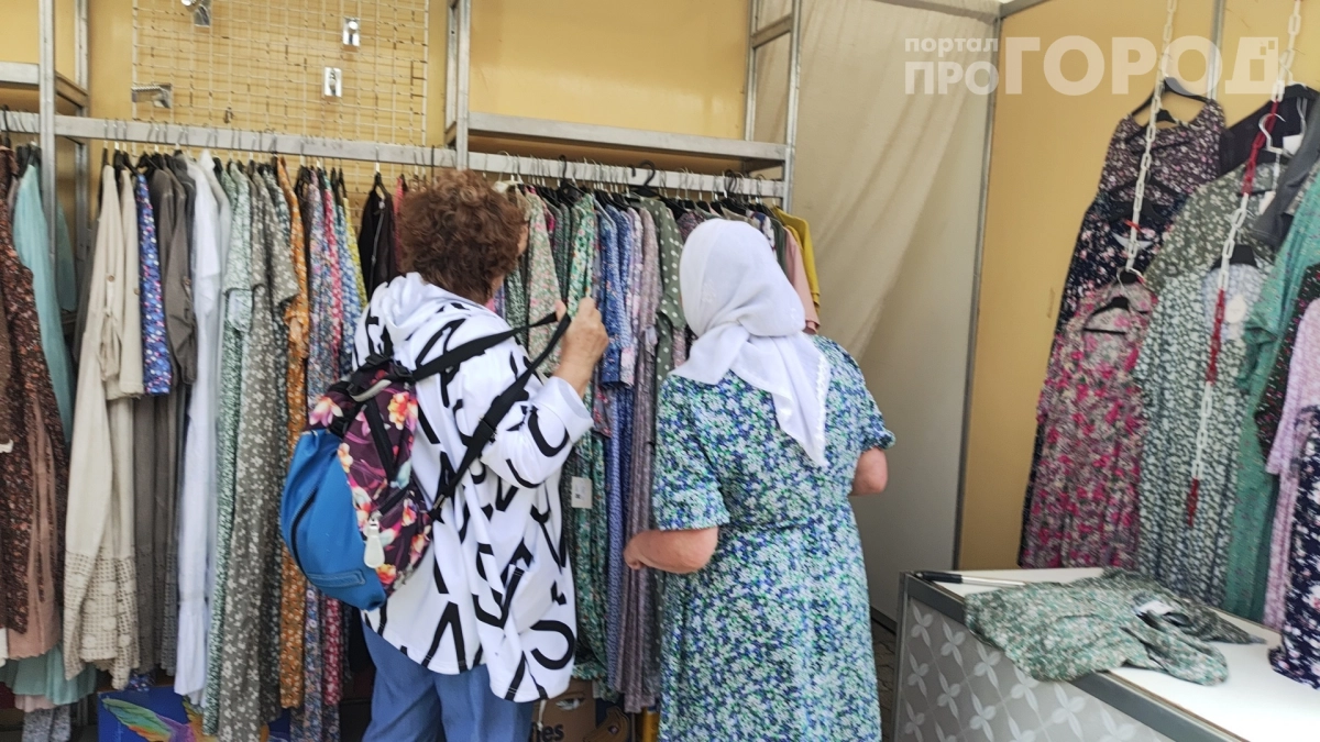 Лён больше не полнит и не выглядит мятым: пять приемов для элегантного летнего гардероба после 60 лет