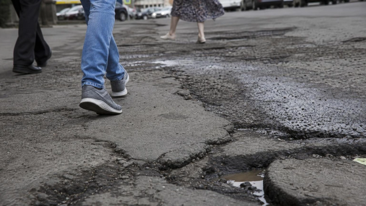 Жители Уфы пожаловались на глубокие колеи у ТЦ «Планета» и отсутствие средств