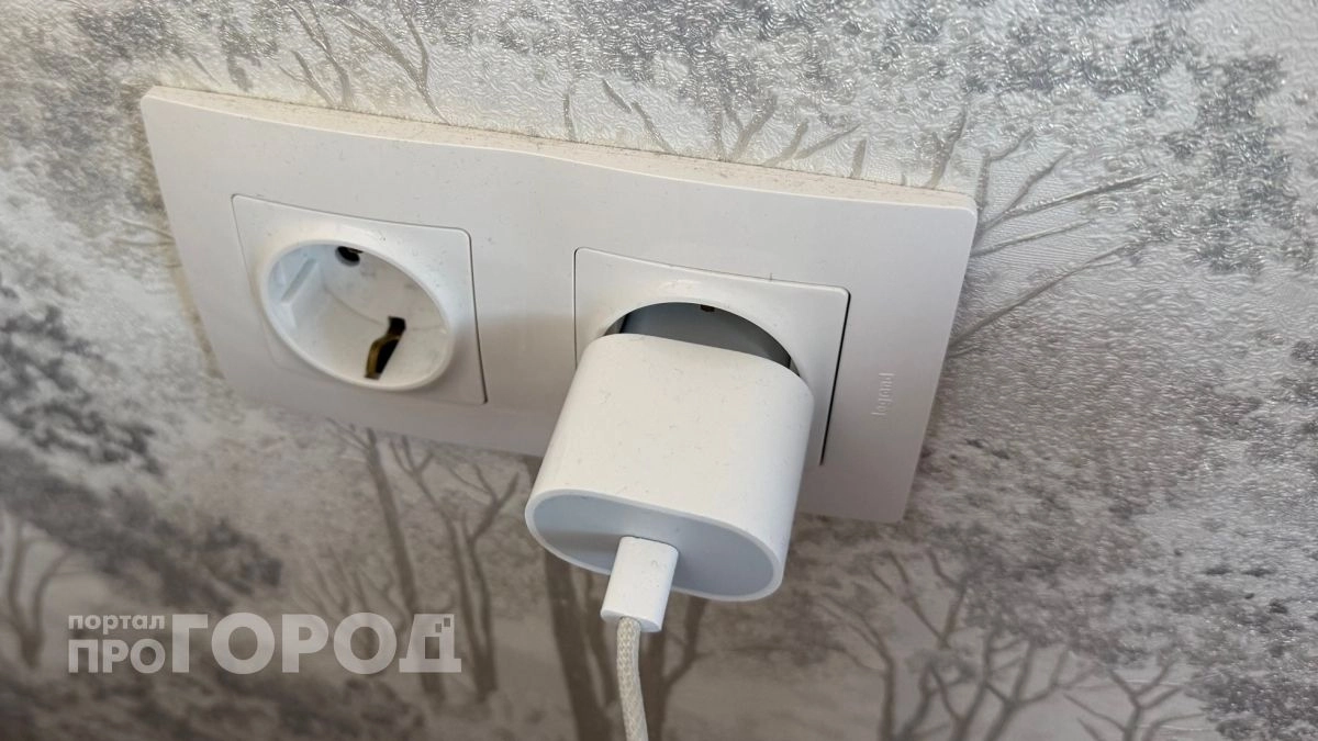 Вернула розеткам заводской вид за одну минуту: просто нанесла средство на ватный диск и стёрла желтизну