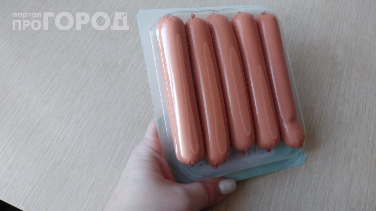 Перестала хранить сосиски в холодильнике: эксперты объяснили, какие скрытые угрозы таит этот продукт