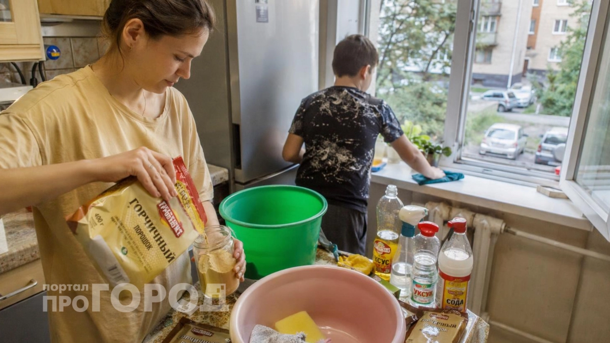 Выкинула дорогую бытовую химию из шкафа: теперь чистоту в доме навожу только пачкой дешевой горчицы