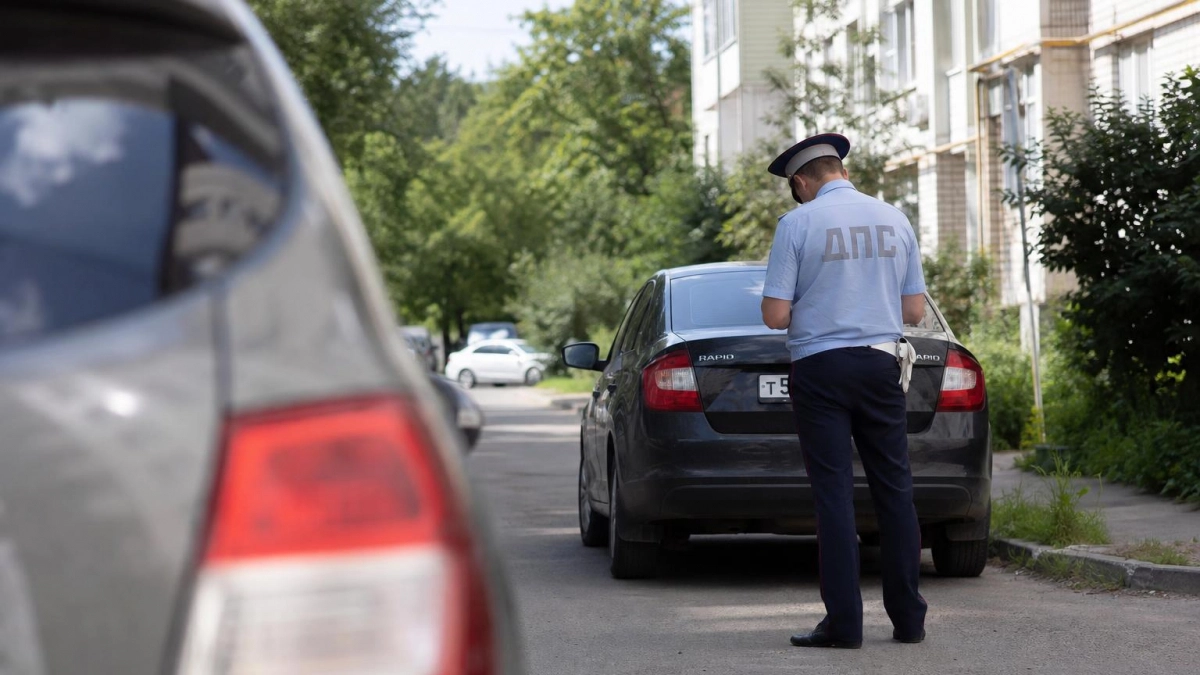 В Уфе машина с зимы стоит посреди парковки, но брошенной ее не признали