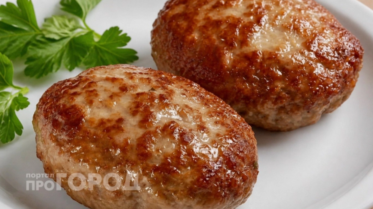 Перестаньте мучиться с сухим фаршем: добавьте этот бюджетный продукт для ресторанной сочности котлет