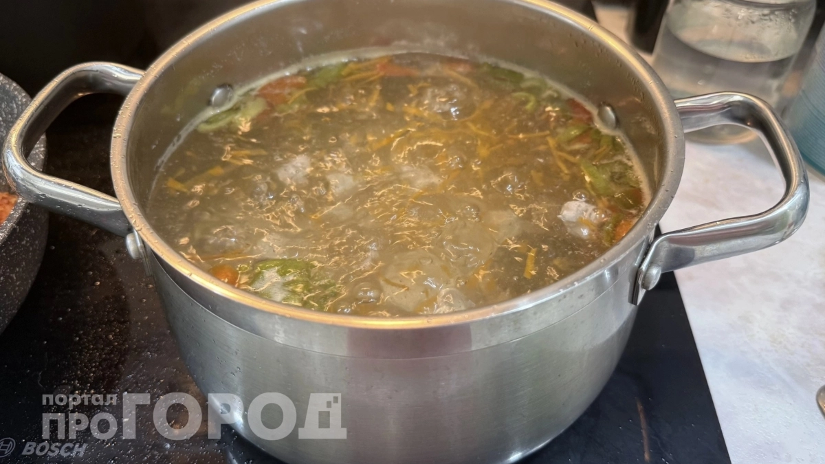 Вы совершаете эту ошибку при варке куриного бульона: один привычный продукт портит вкус и чем его заменить