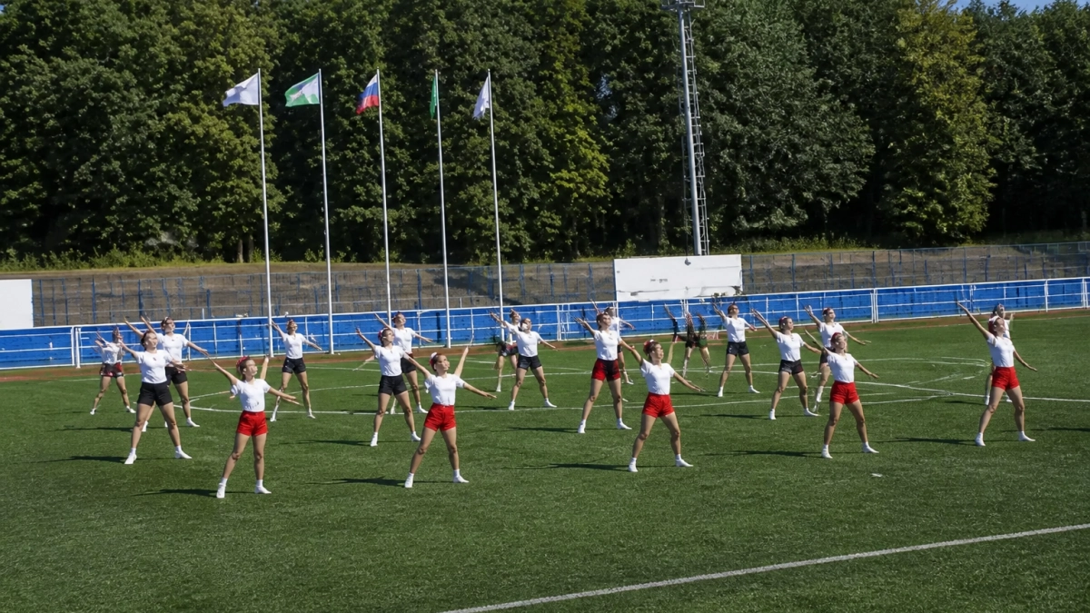 В Толбазах открыли спорткомплекс с футбольным полем и площадками для разных видов спорта