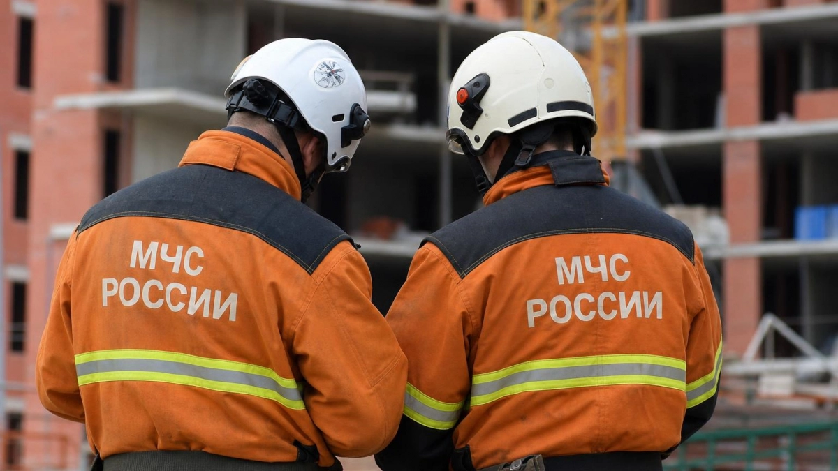 В Уфе дрон попал в строящийся дом и вызвал пожар на крыше